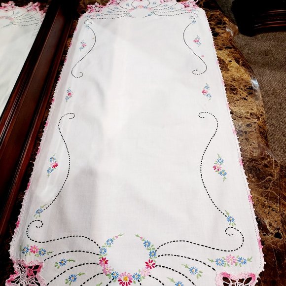 1960's Vintage Dresser/Table Scarf Hand Embroidered & Crocheted 12” X 33" - Picture 1 of 12